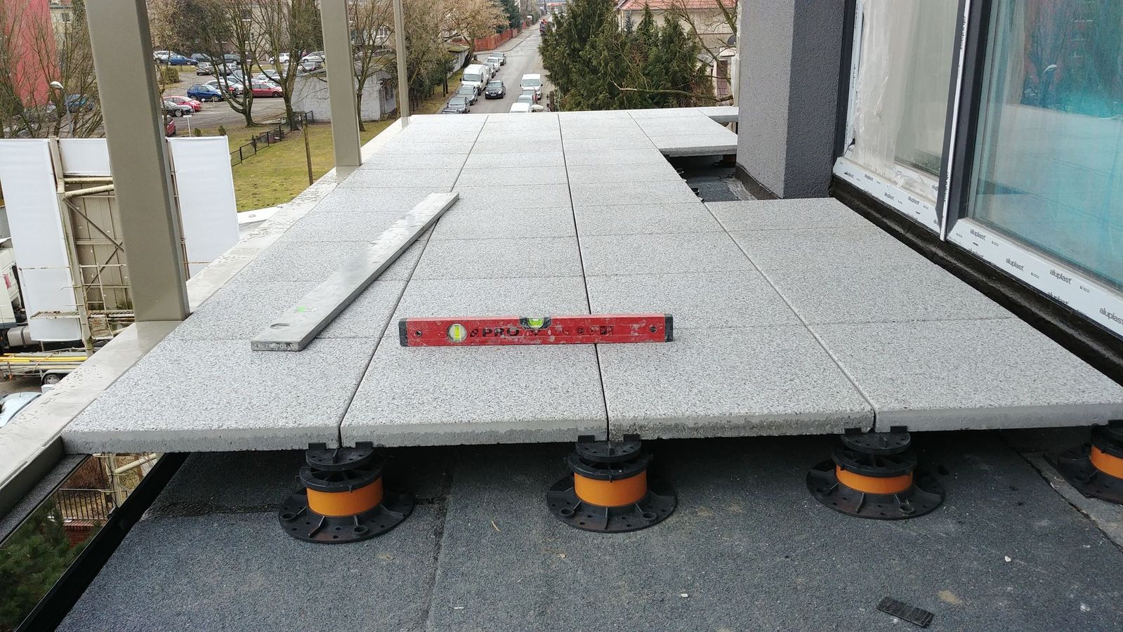  taras-wentylowany---balkon-z-płyt-betonowych-układanych-na-podkładkach-tarasowych