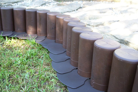 Palisada ruchoma z obrzeżem 2,0 m ceglasta